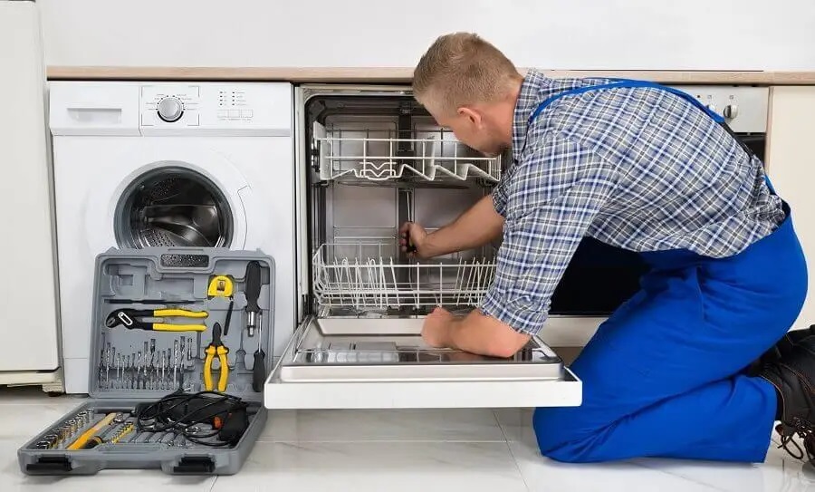 Dikili Hotpoint servisi teknisyen ekibi beyaz eşya tamiri yaparken